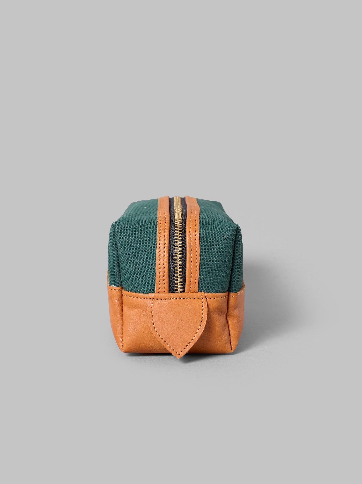 THE DENNIS BEAUTY AND CABLE CASE GREEN