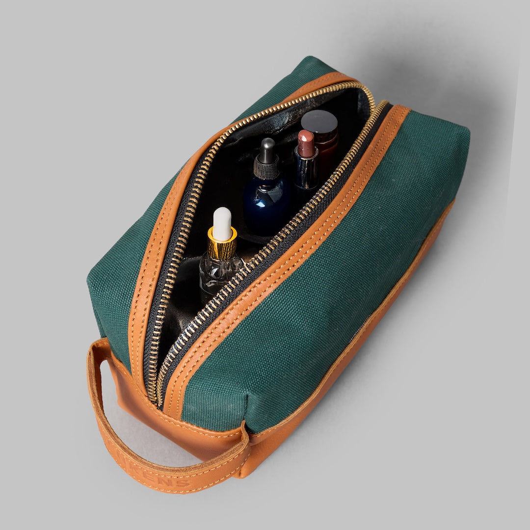 THE DENNIS BEAUTY AND CABLE CASE GREEN