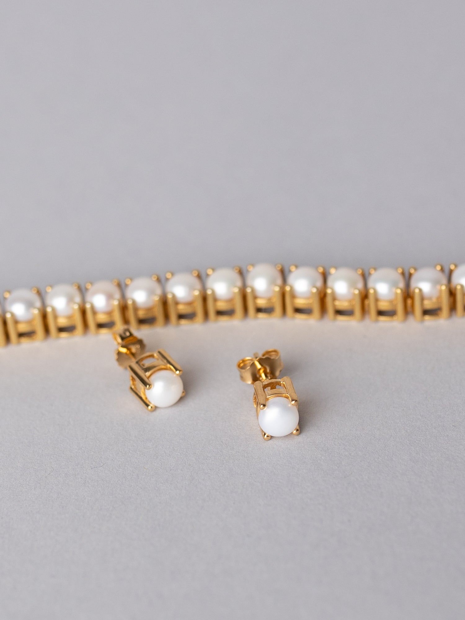 Blankens Poised Pearl Gold Earring