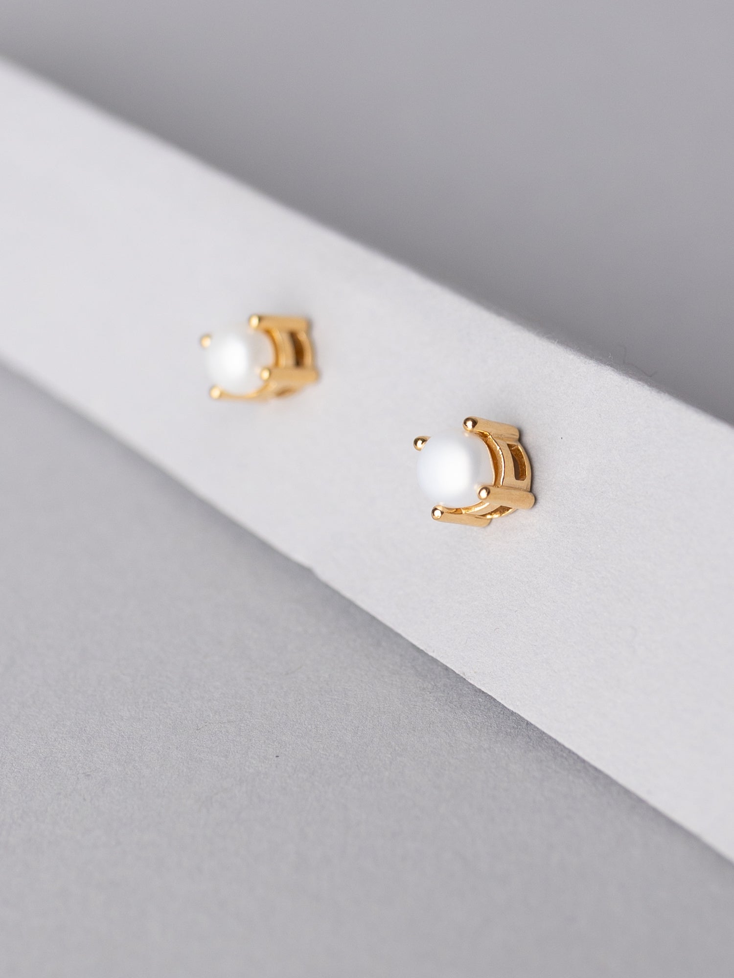 Blankens Poised Pearl Gold Earring