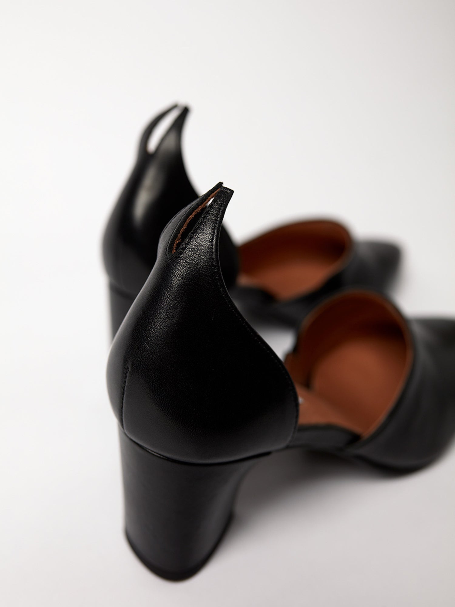 blankens.livefy heel The Riverside in black leather. Made in Portugal. Yourblankens.